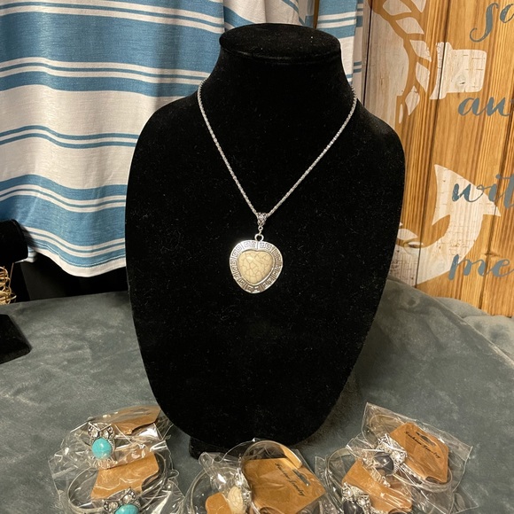 Only 1 remaining ❤️🛍 heart necklace NWT Valentines Day is coming ❤️ - Picture 2 of 3